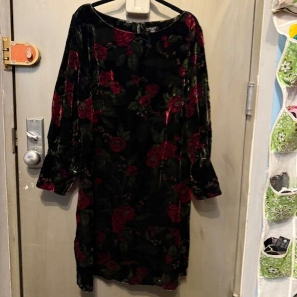 Velvet Floral with bateau neckline Puff Sleeve Shift Dress with Bishop Sleeves - Picture 3 of 16